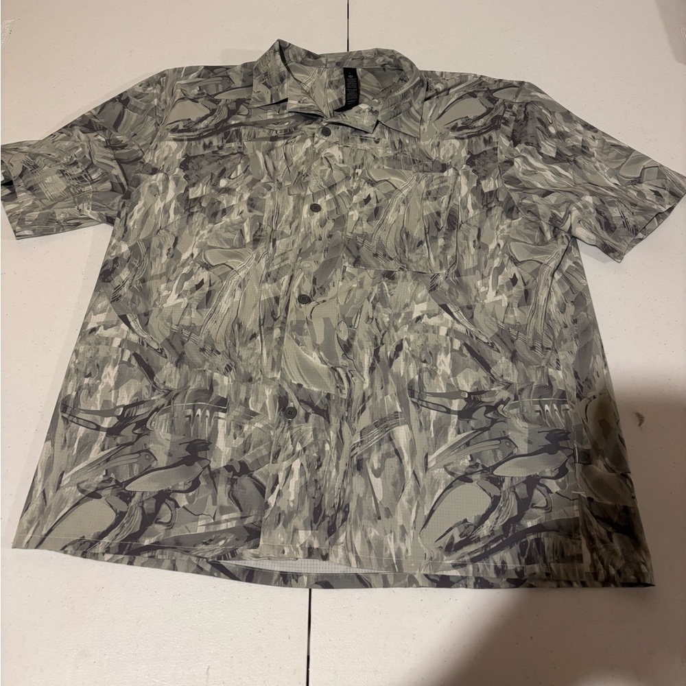Lululemon Geometric Print Button Down Casual Short Sleeve Shirt Men’s Size XL